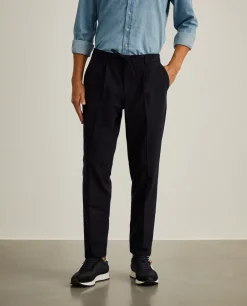 Calças slim fit com pregas