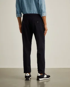 Calças slim fit com pregas