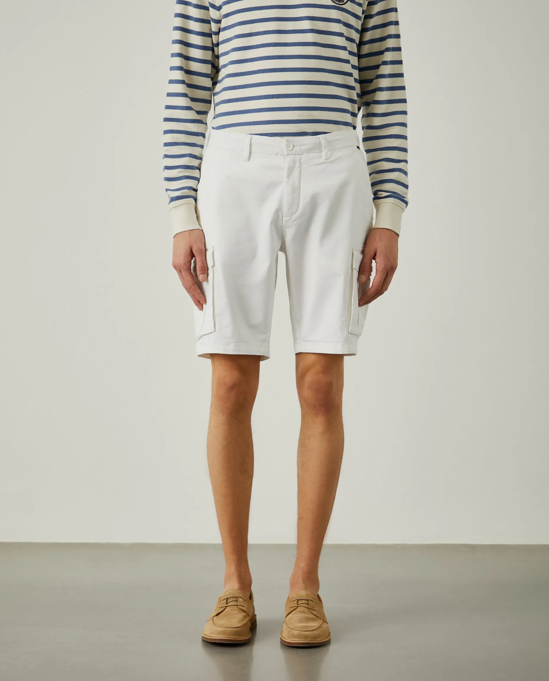 Calções bermuda com bolsos laterais