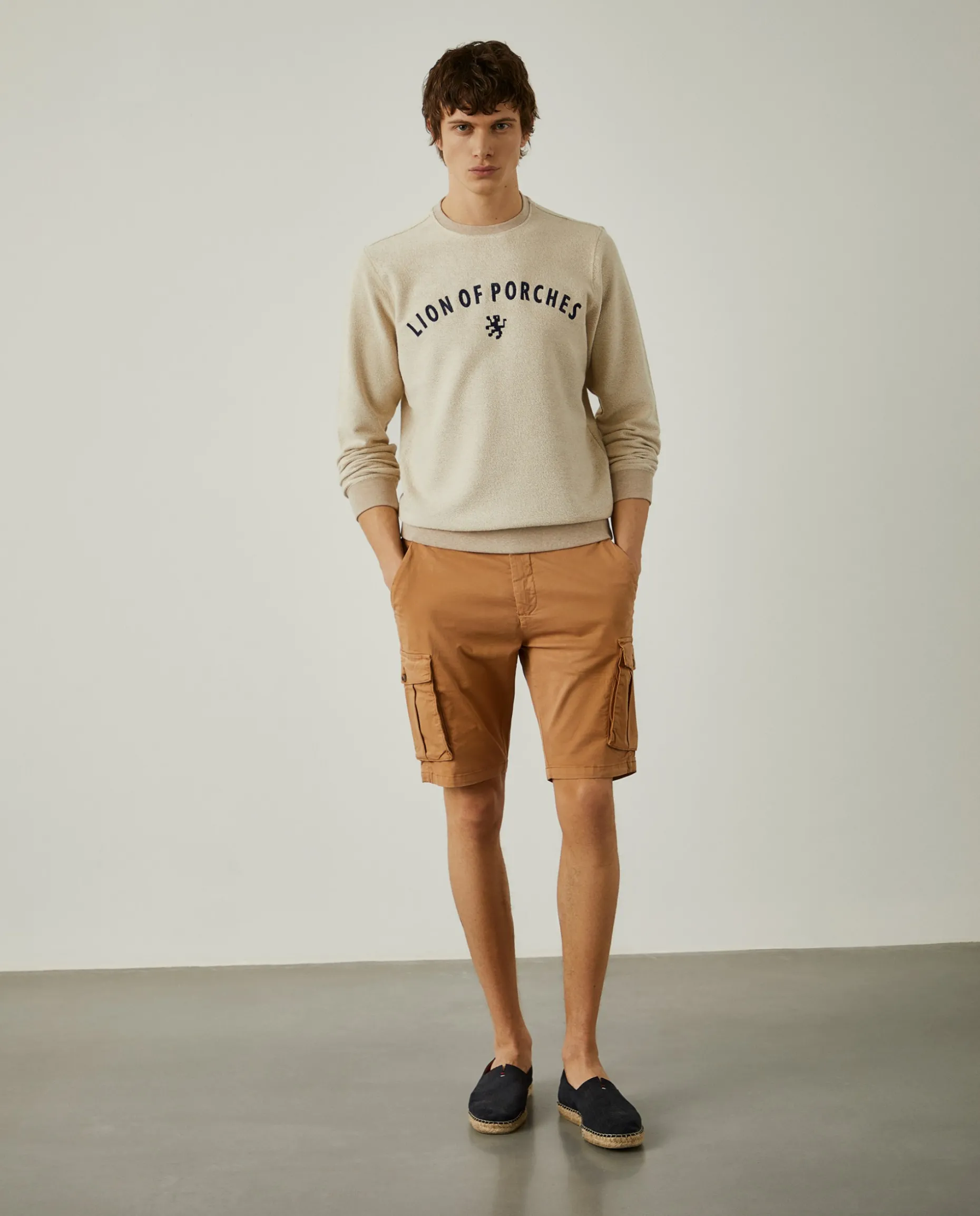 Calções bermuda com bolsos laterais