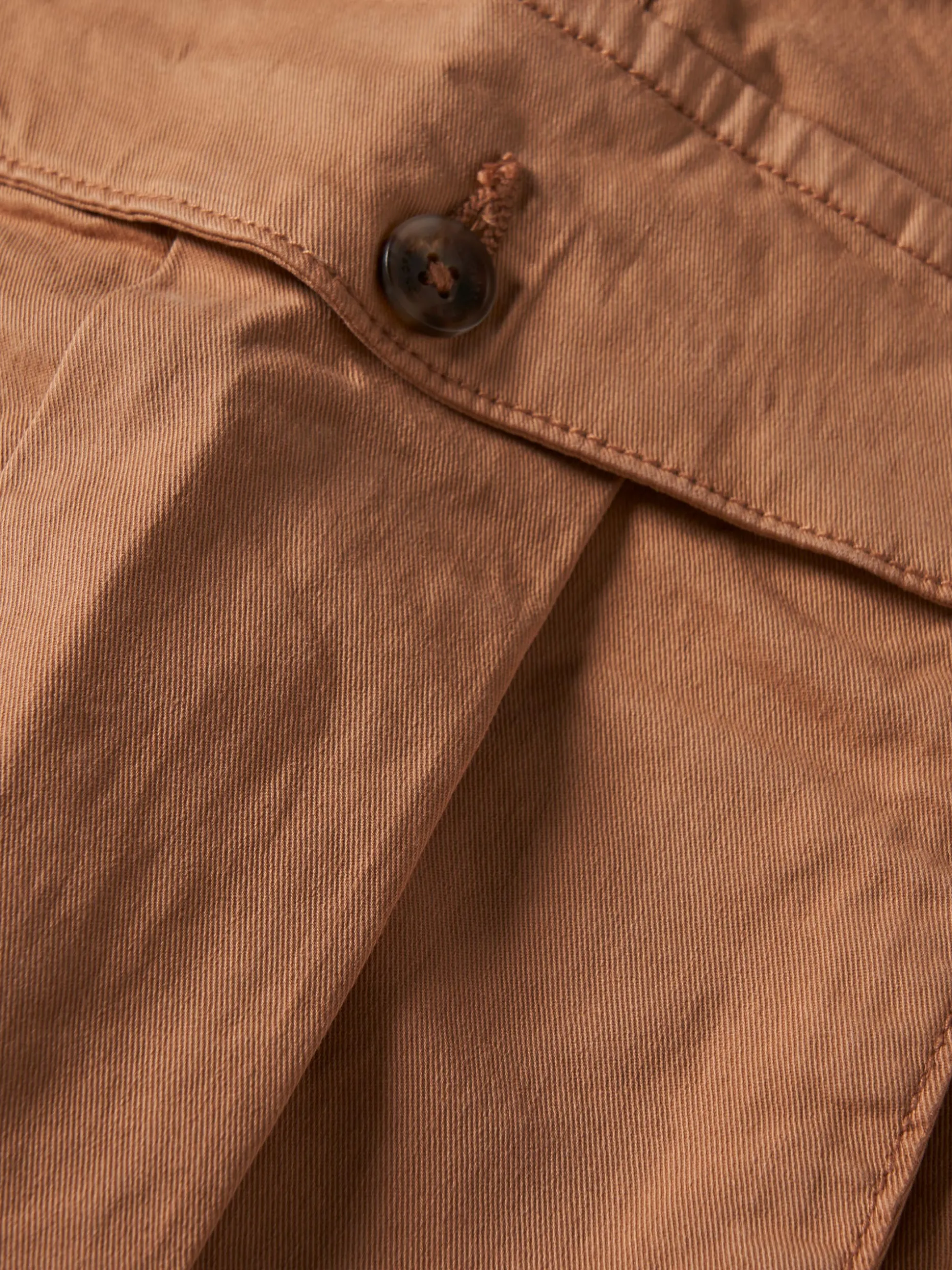 Calções bermuda com bolsos laterais