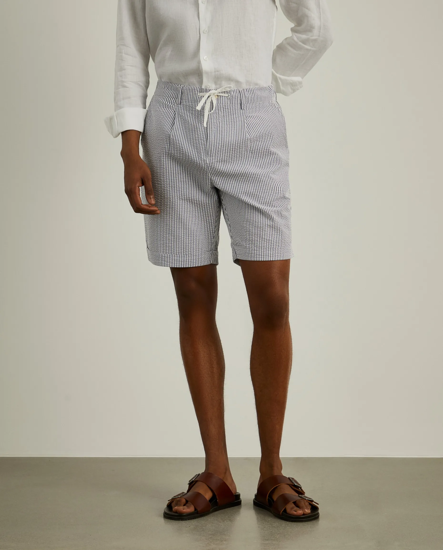 Calções bermuda às riscas com cordão