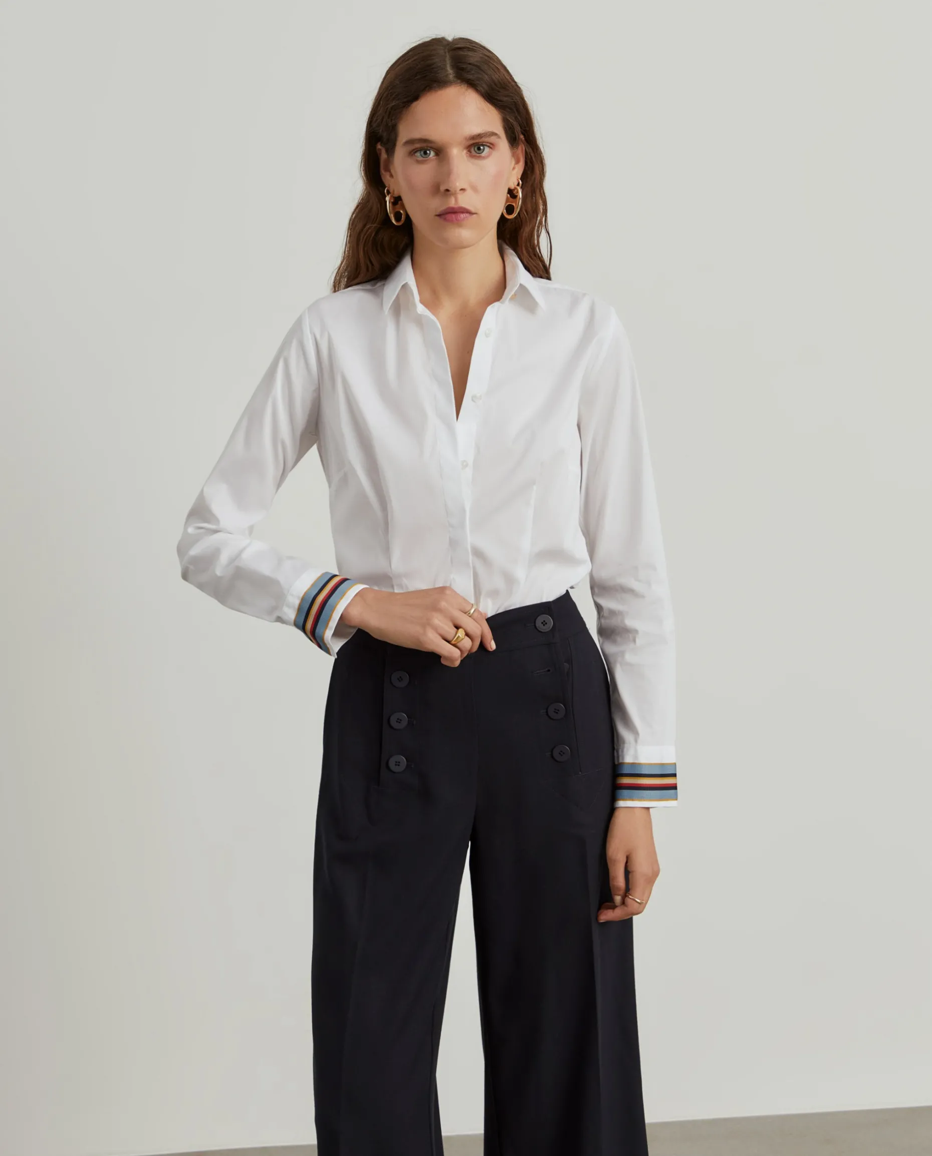 Camisa clássica com riscas nos punhos