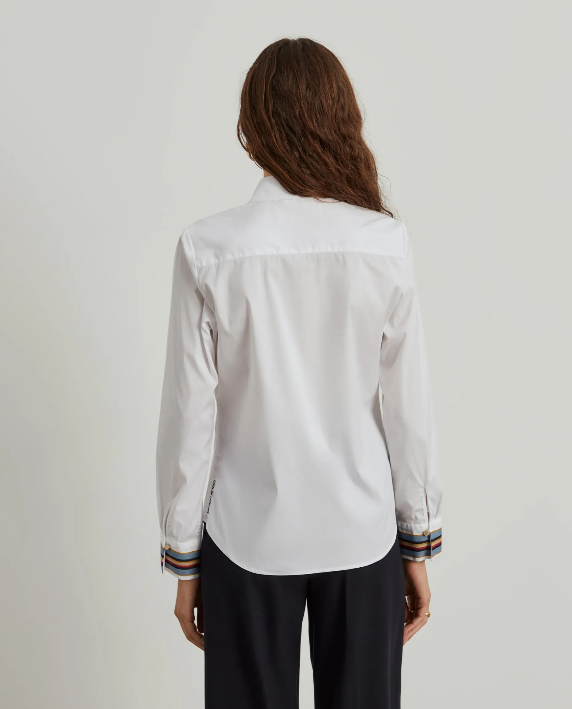 Camisa clássica com riscas nos punhos