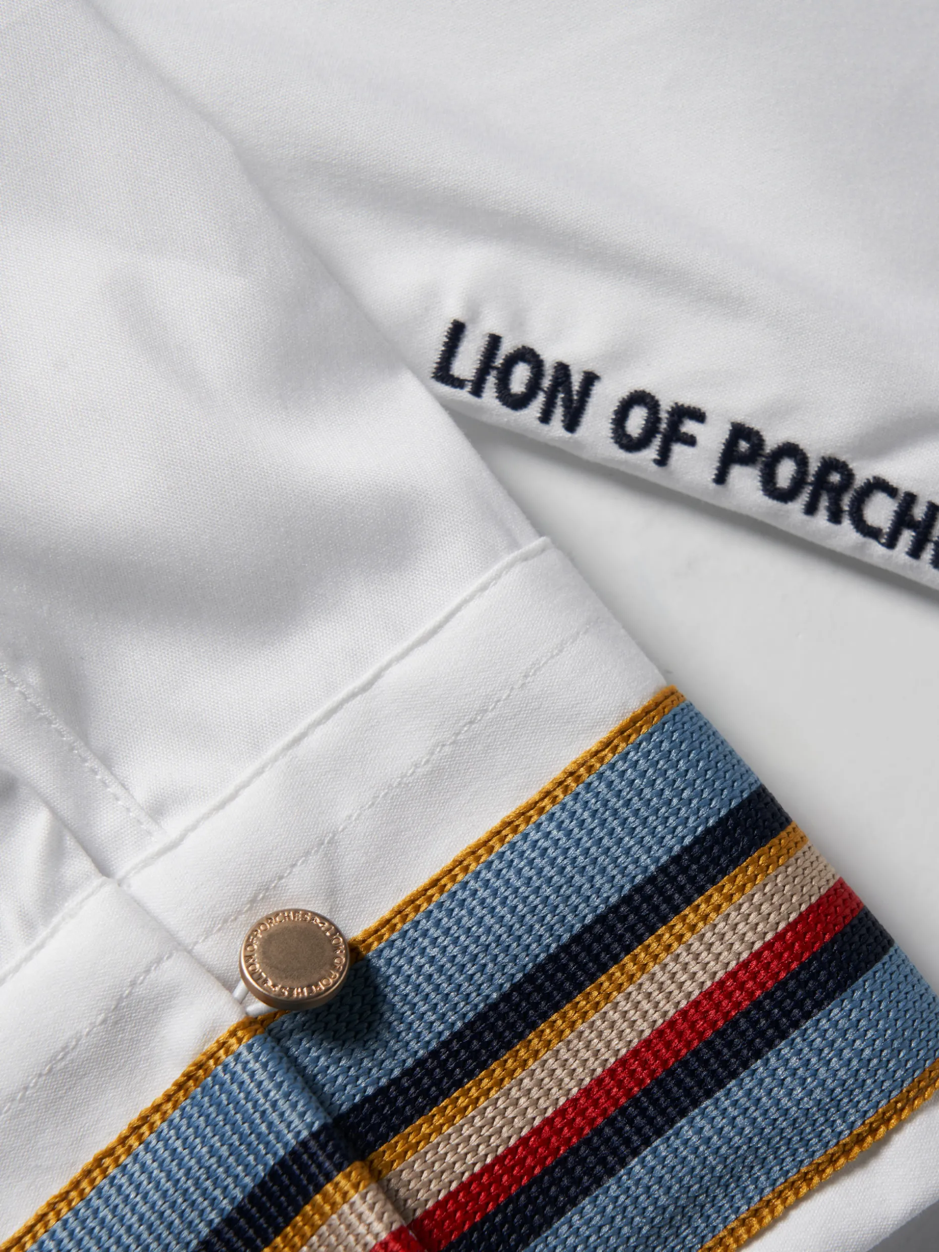 Camisa clássica com riscas nos punhos