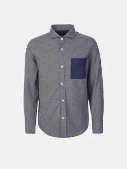 Camisa com bolso em contraste