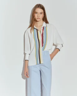 Camisa com riscas coloridas