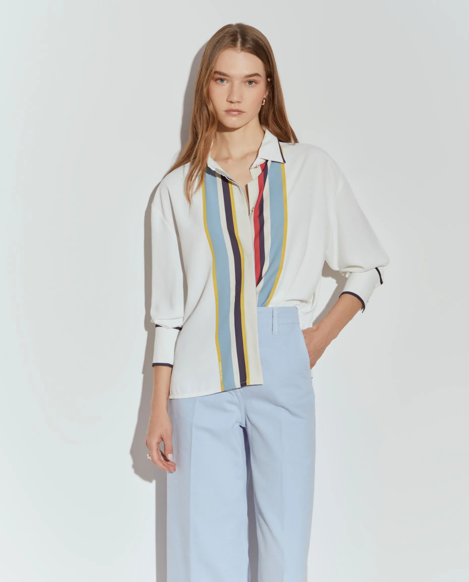 Camisa com riscas coloridas