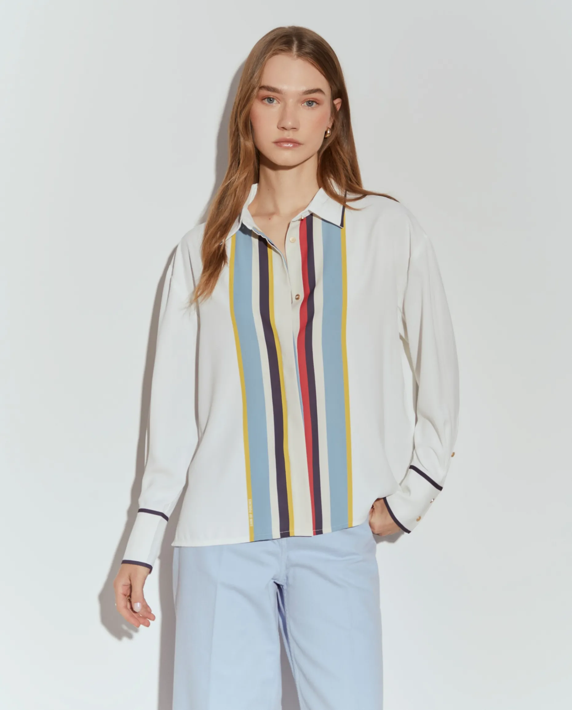 Camisa com riscas coloridas