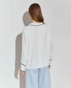 Camisa com riscas coloridas