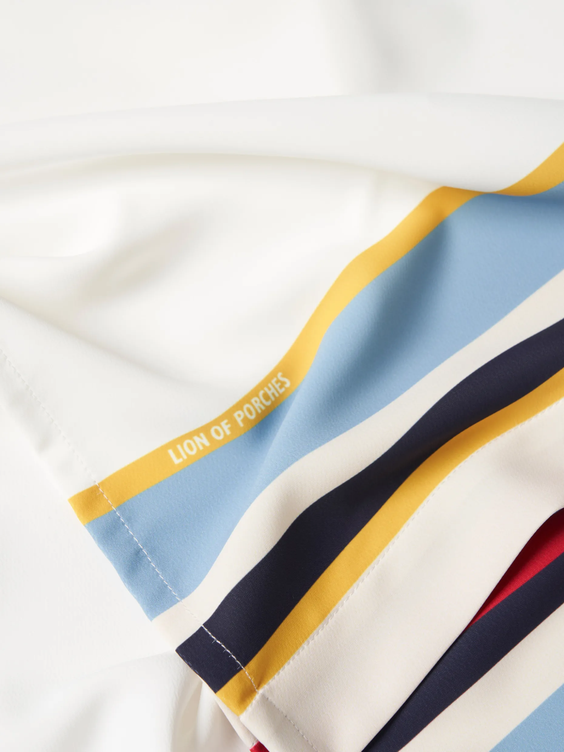 Camisa com riscas coloridas