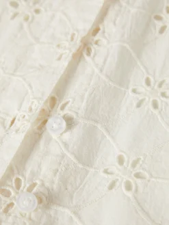 Camisa de manga curta em bordado inglês