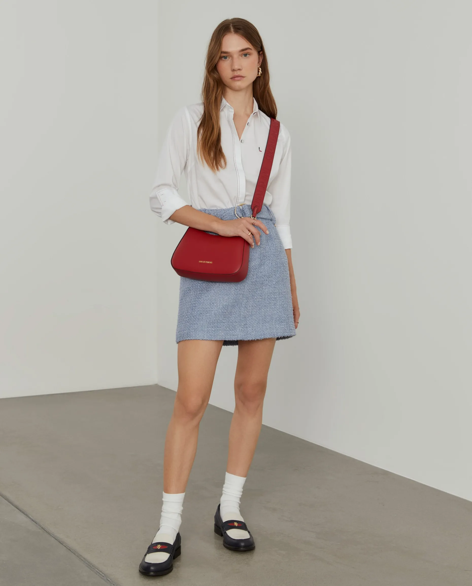 Camisa lisa com riscas finas em contraste