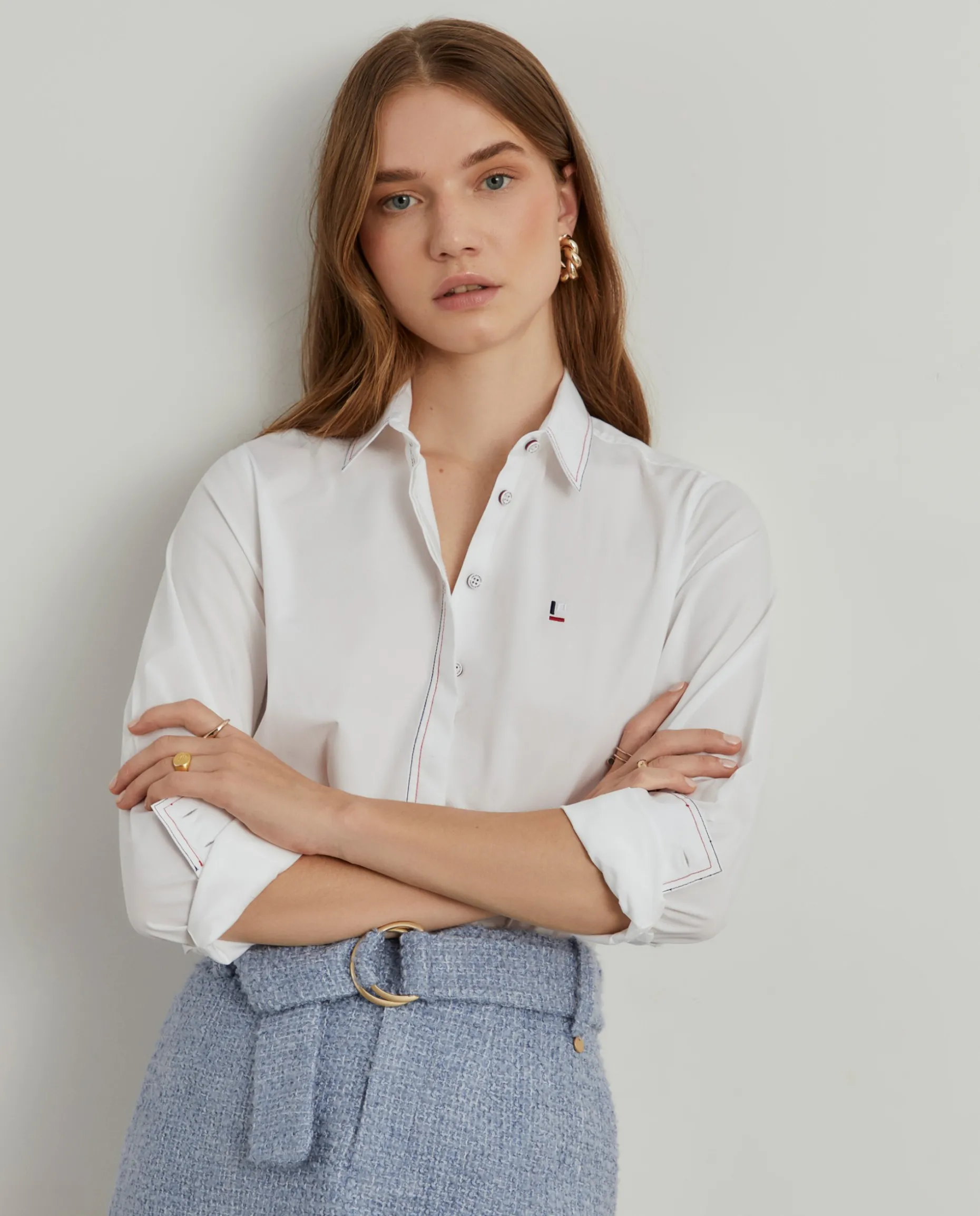 Camisa lisa com riscas finas em contraste