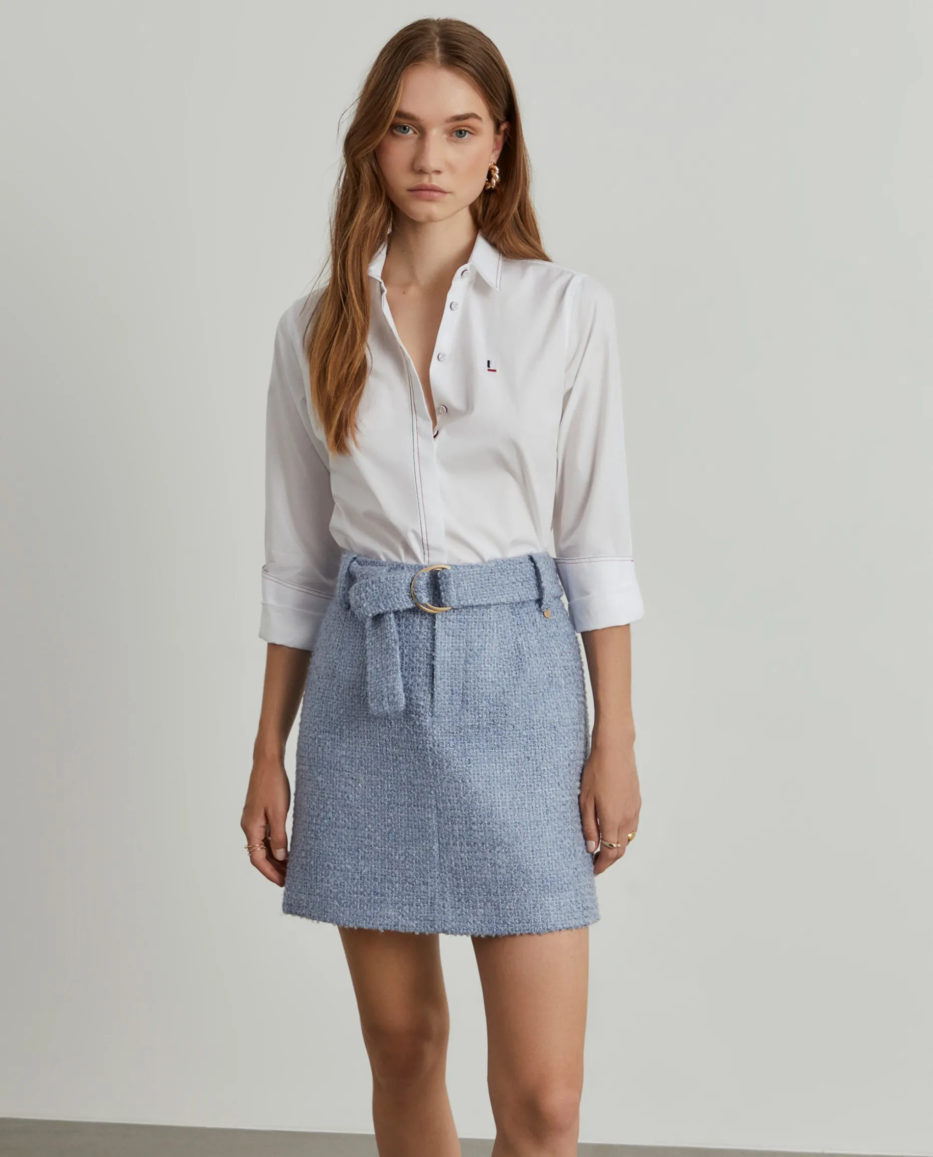 Camisa lisa com riscas finas em contraste