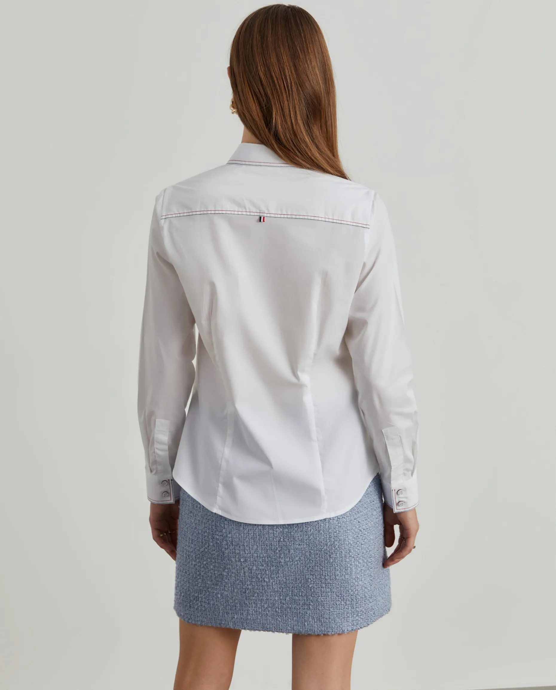 Camisa lisa com riscas finas em contraste