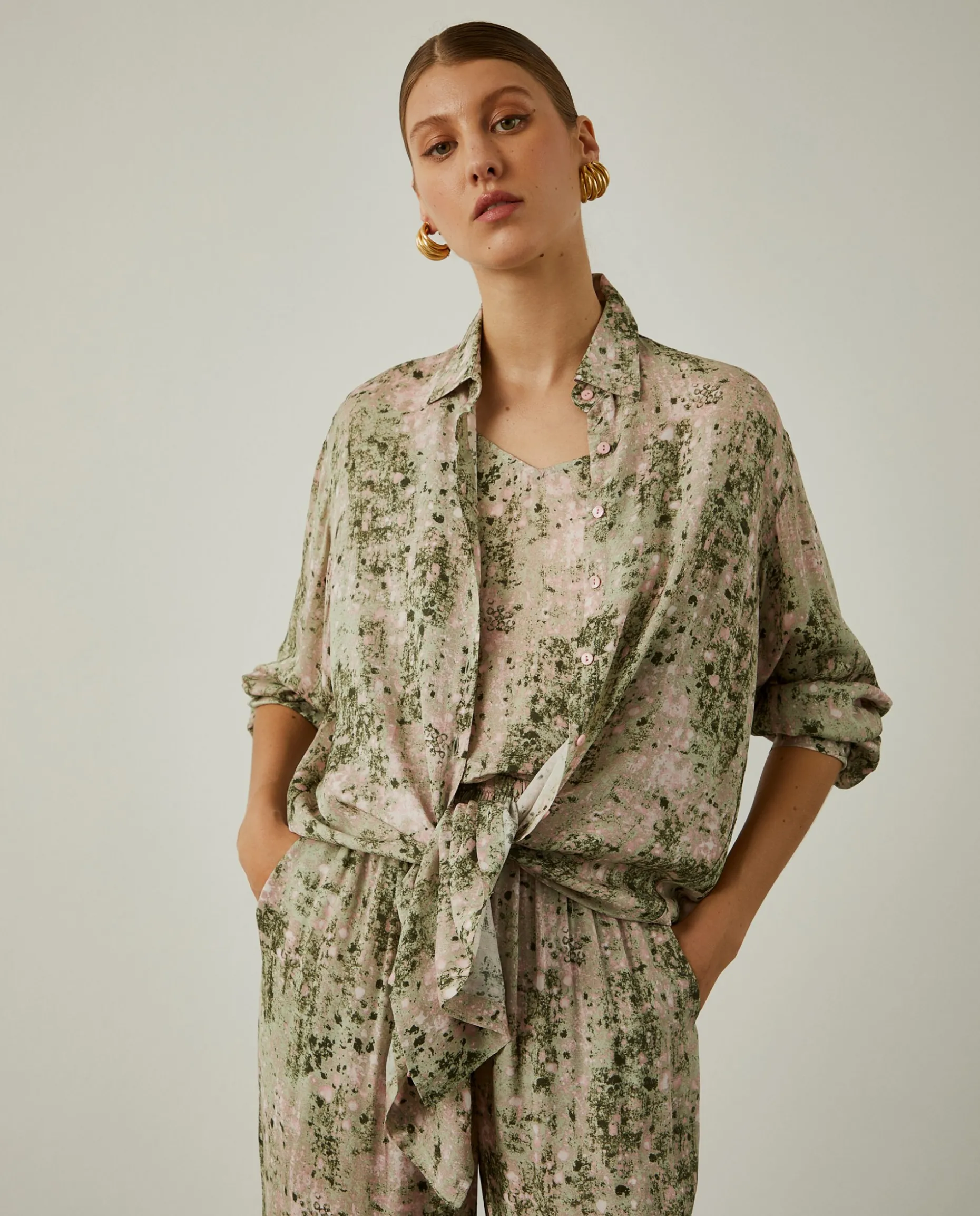 Camisa longa oversize com padrão abstrato