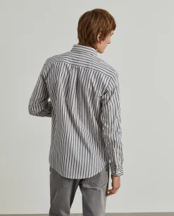 Camisa regular fit com padrão de riscas