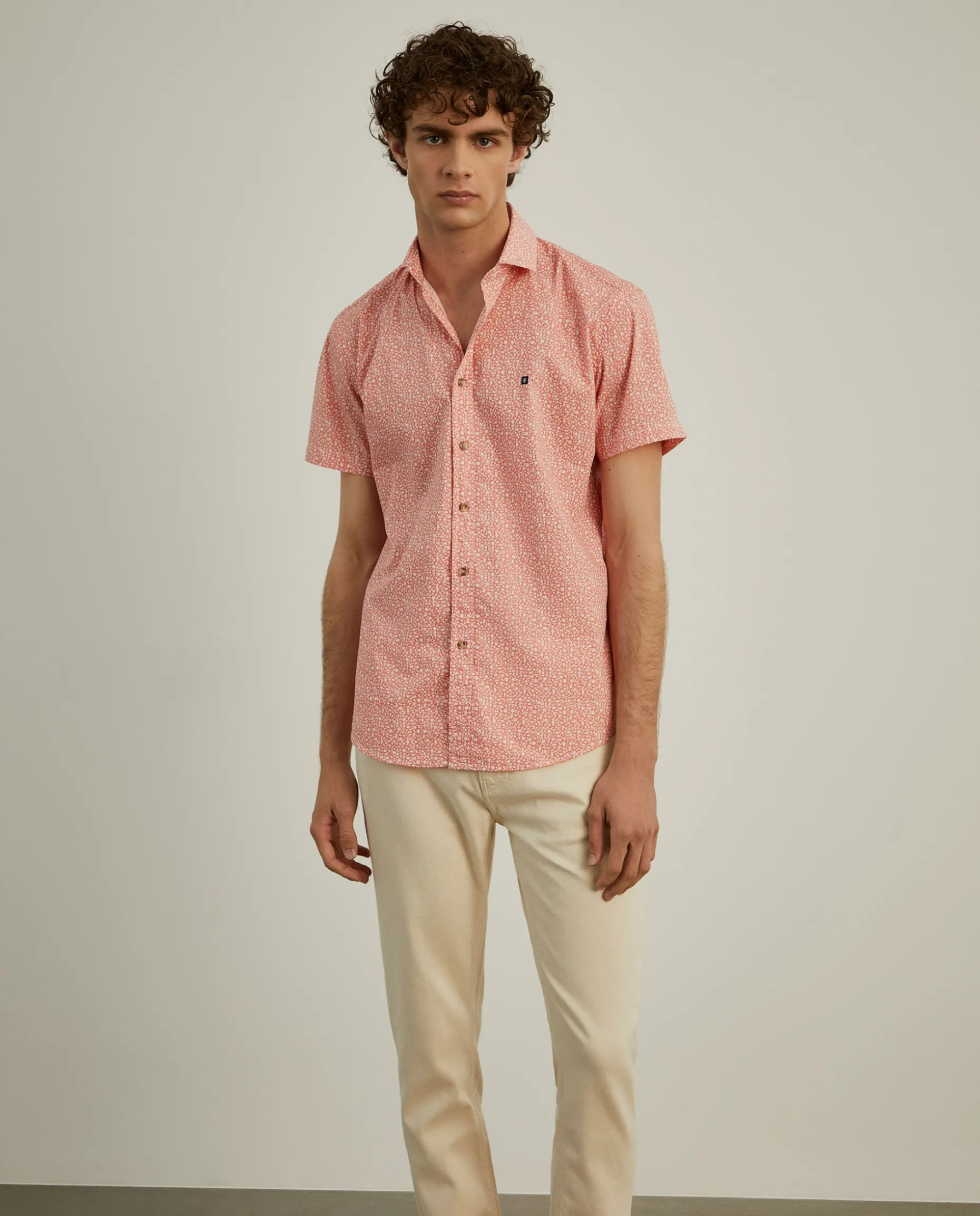 Camisa slim fit com flores