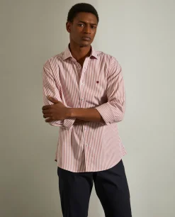 Camisa slim fit com padrão de riscas