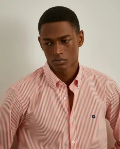 Camisa slim fit com padrão de riscas