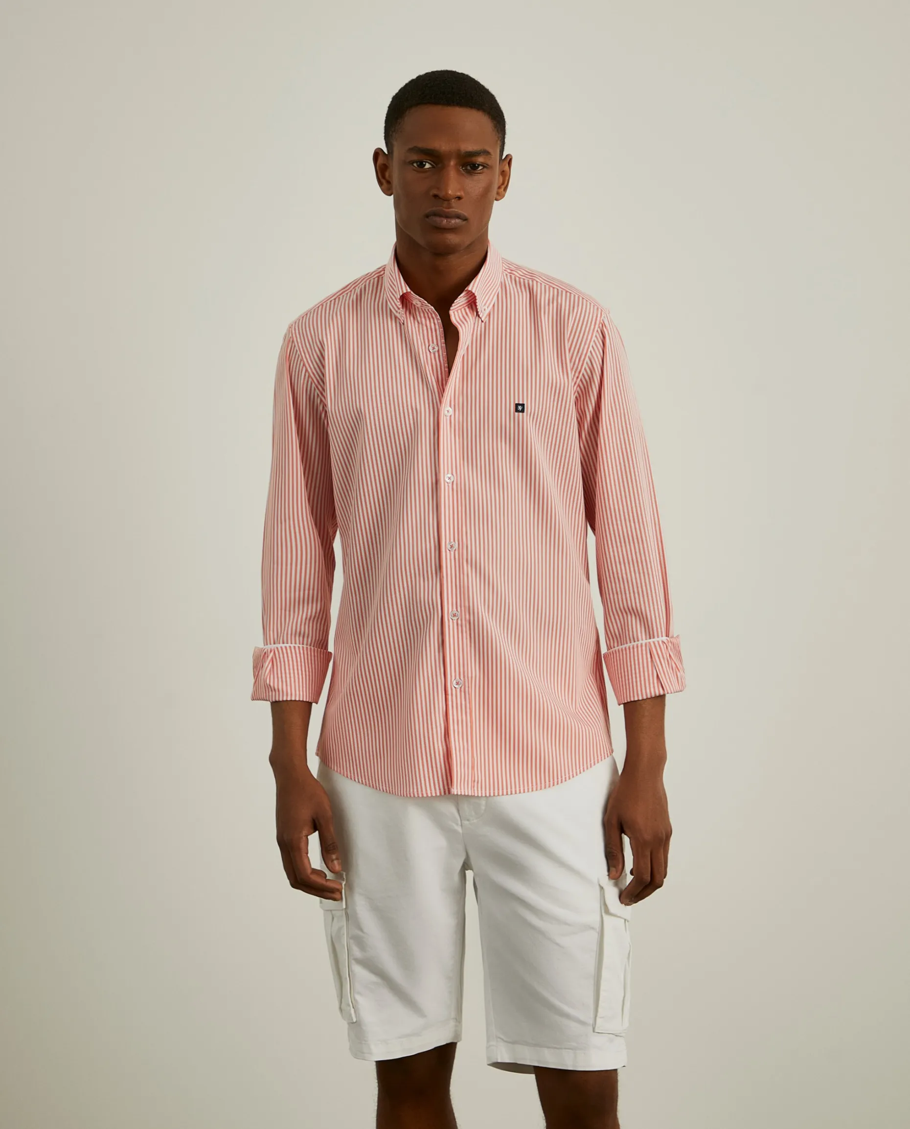 Camisa slim fit com padrão de riscas