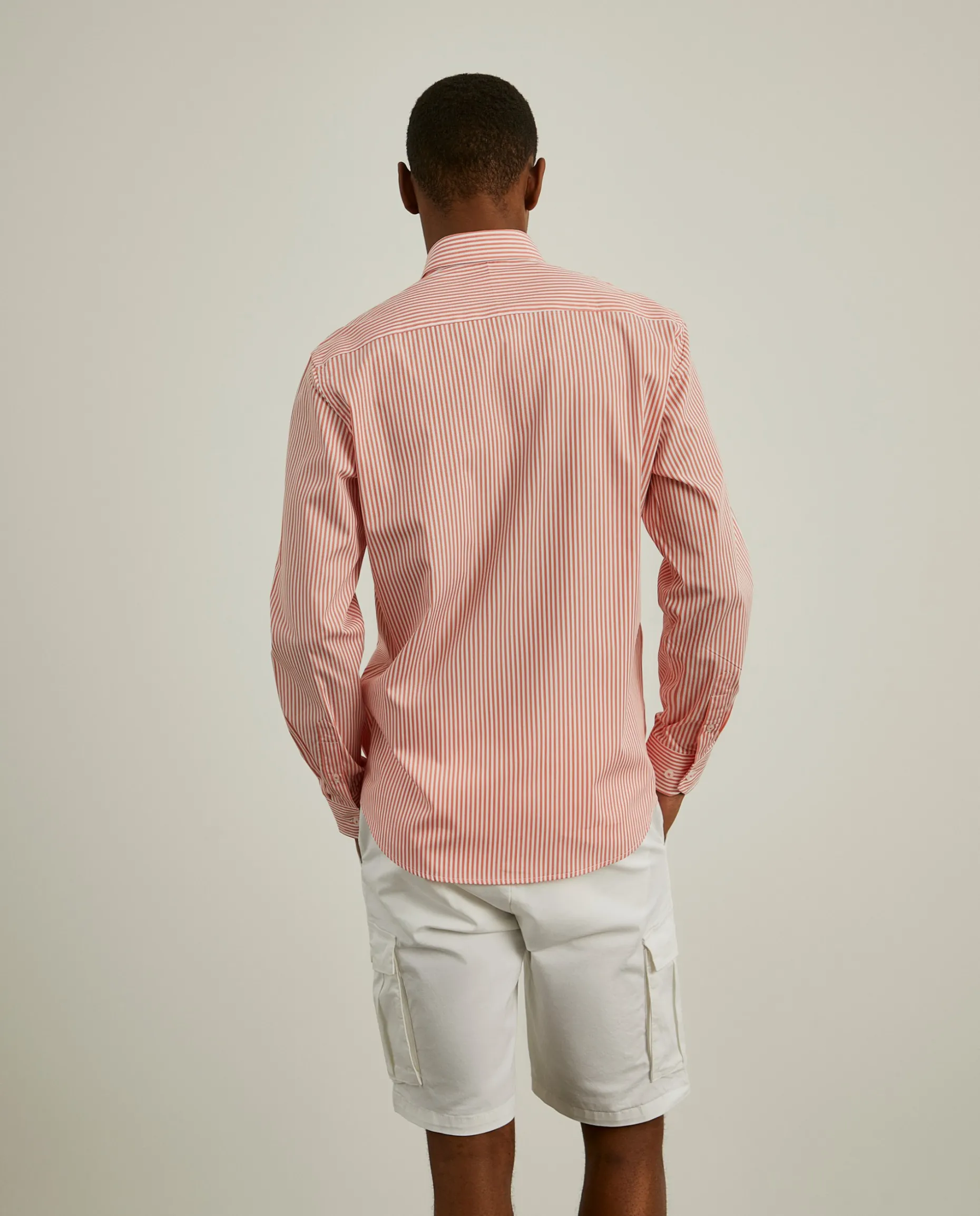 Camisa slim fit com padrão de riscas