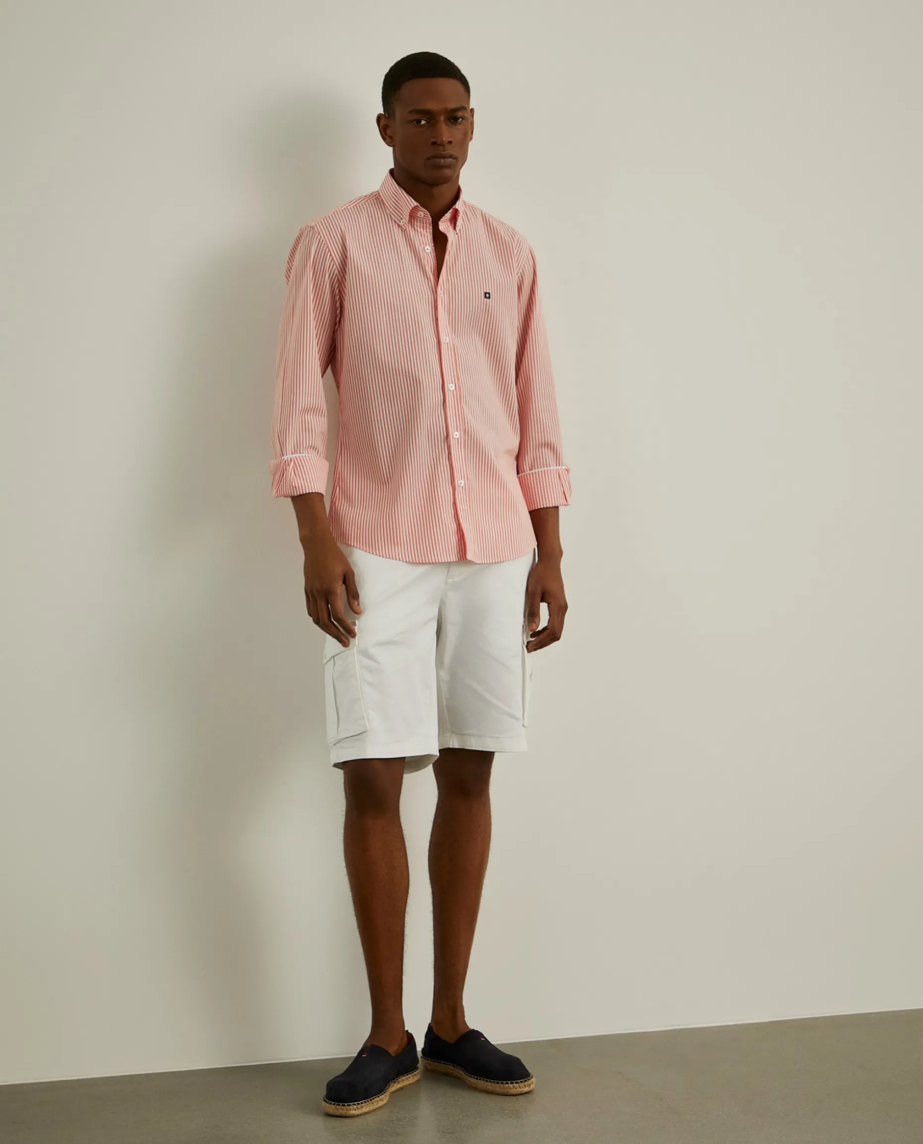 Camisa slim fit com padrão de riscas