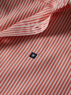 Camisa slim fit com padrão de riscas