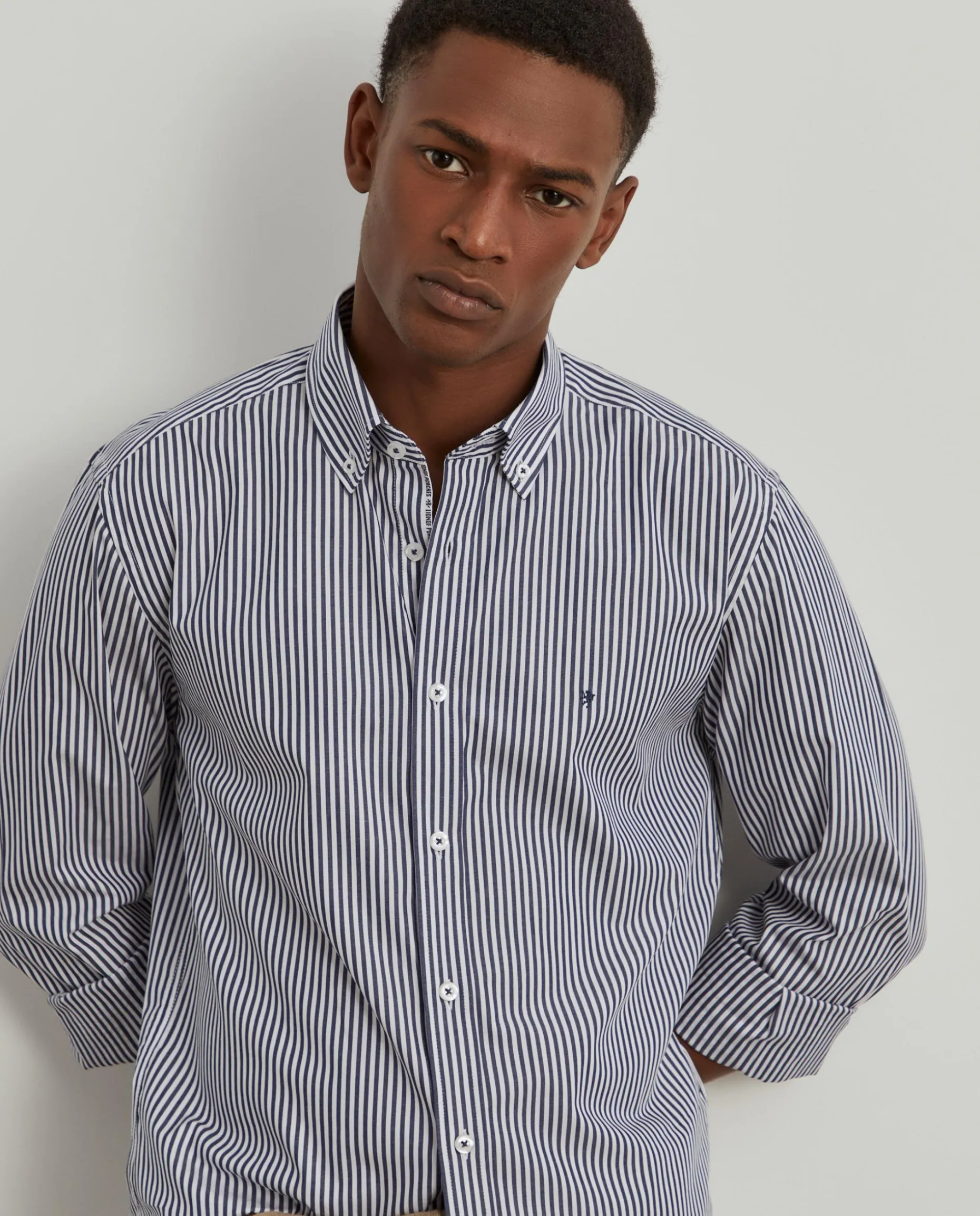 Camisa slim fit de algodão às riscas