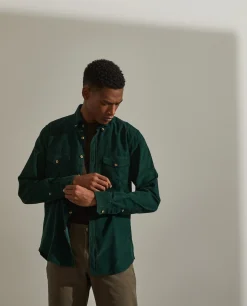 Camisa slim fit de bombazine em cor lisa