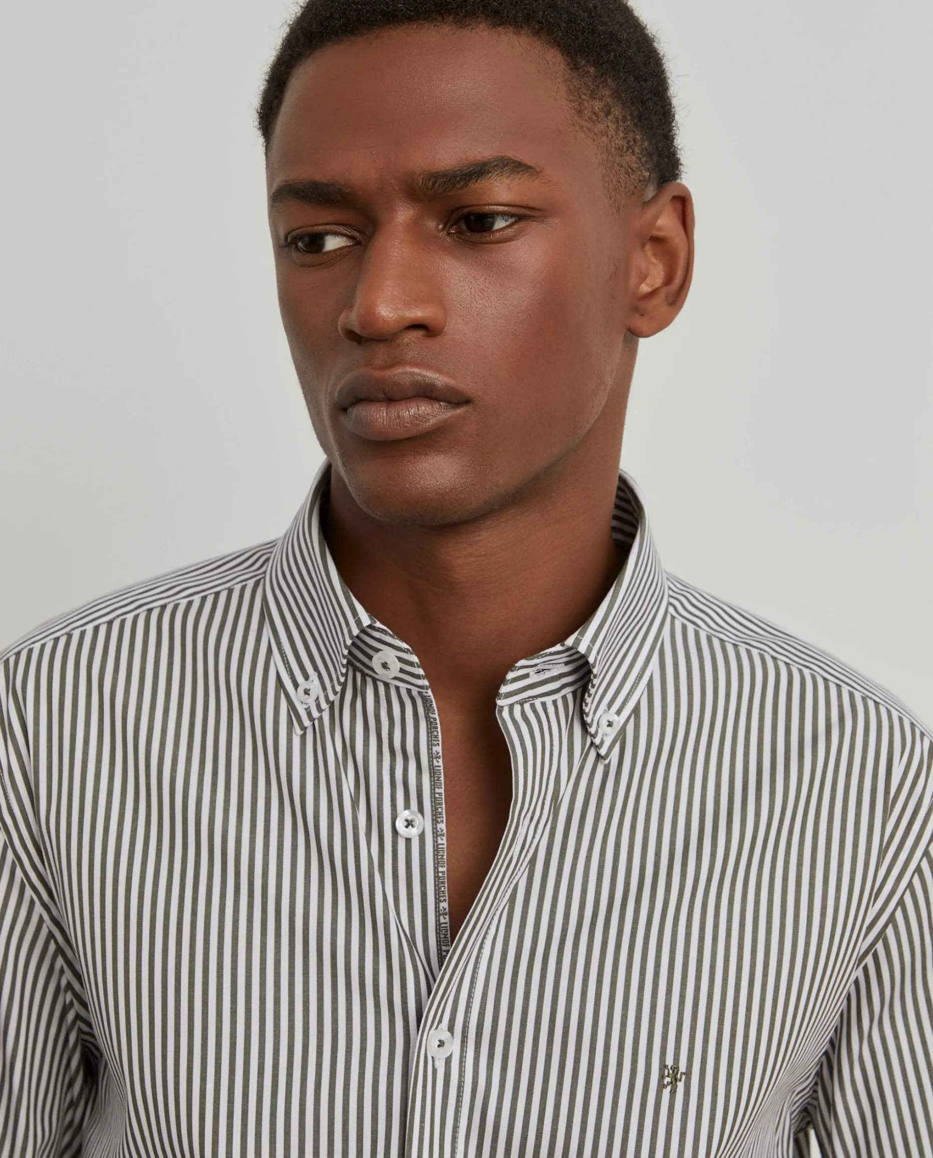 Camisa slim fit em algodão às riscas