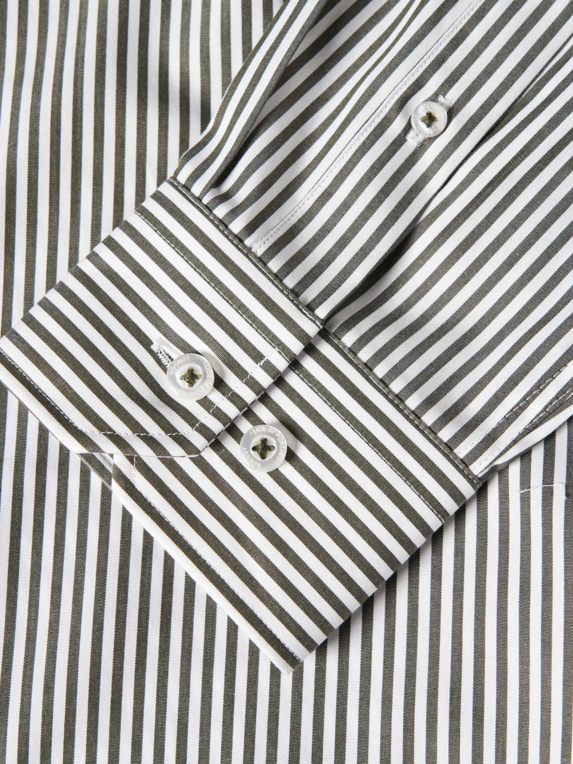 Camisa slim fit em algodão às riscas