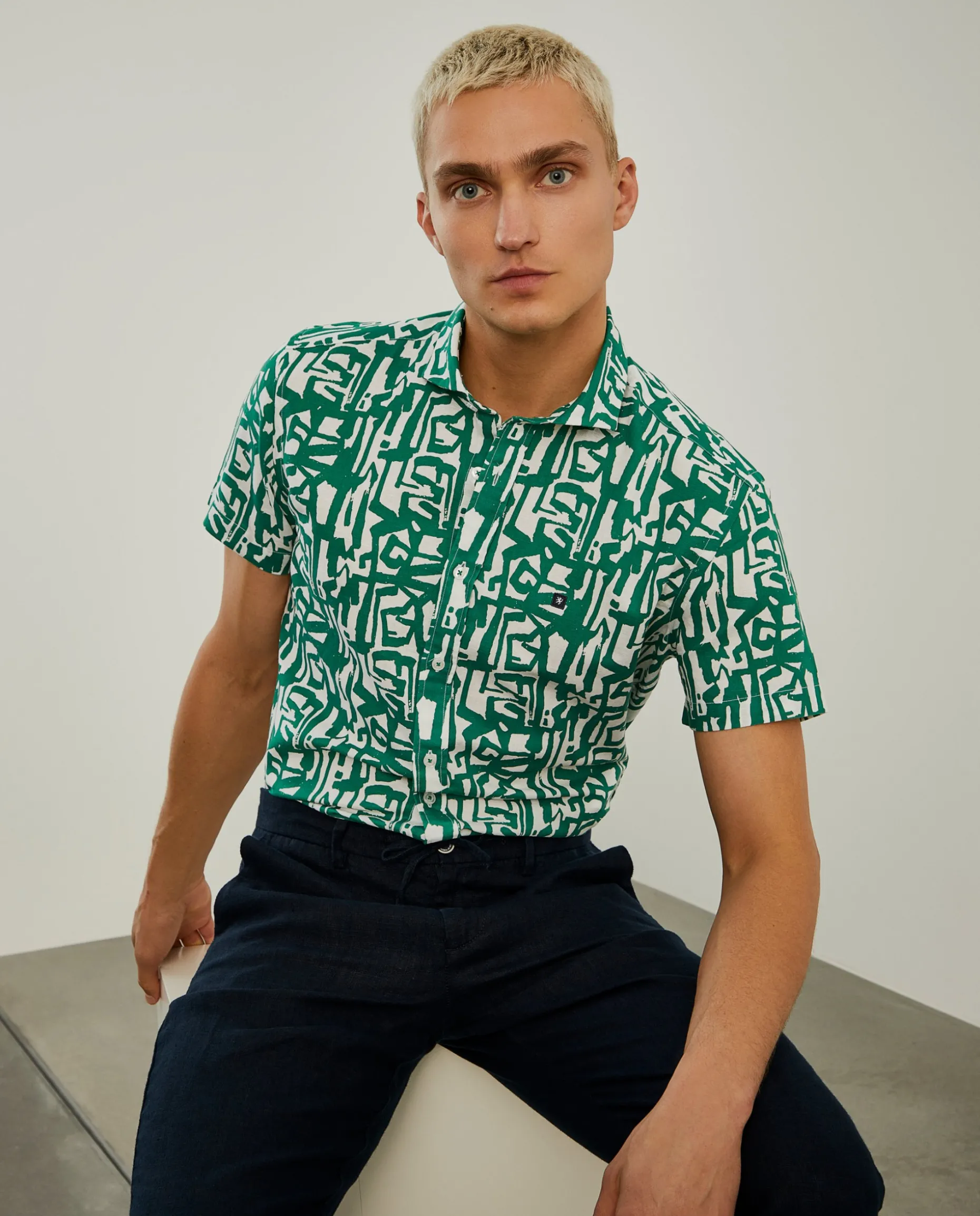 Camisa slim fit em linho com padrão all over