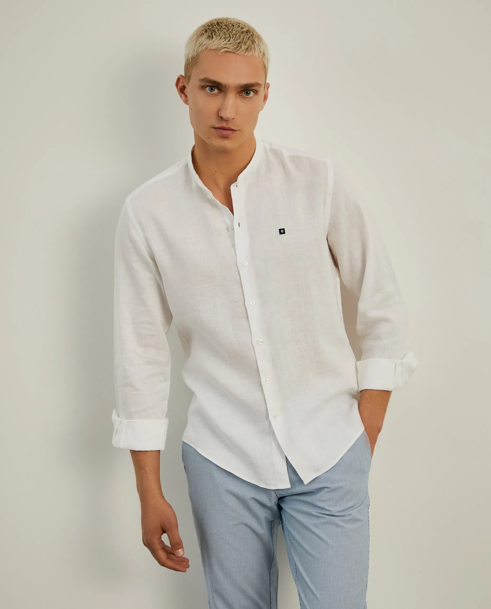 Camisa slim fit em linho gola mandarim