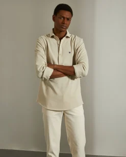 Camisa slim fit em malha piqué com carcela de polo