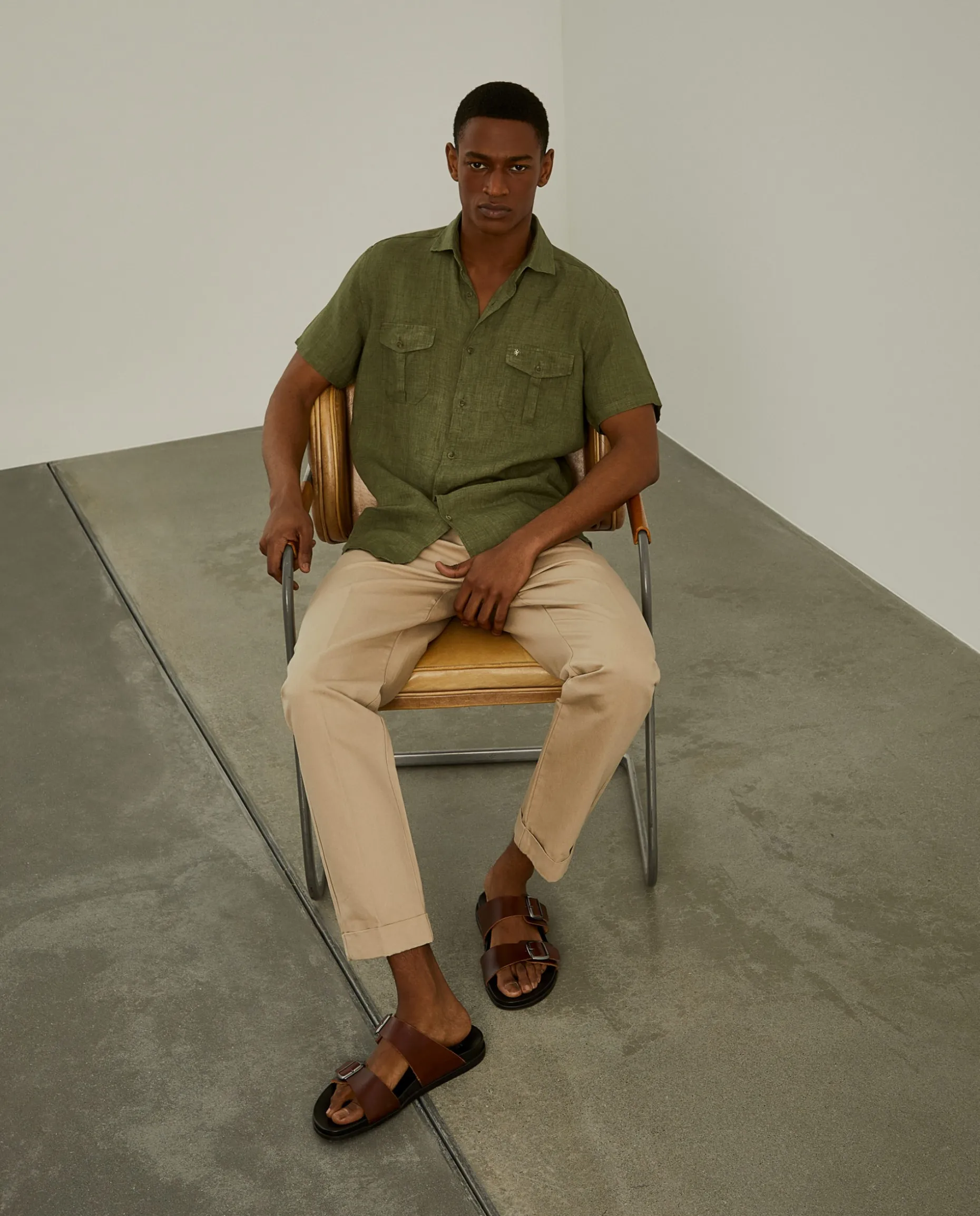 Camisa slim fit manga curta em linho