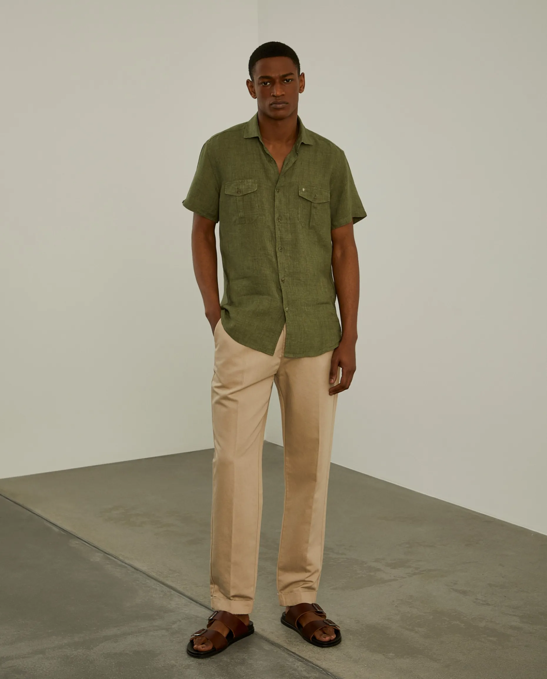 Camisa slim fit manga curta em linho