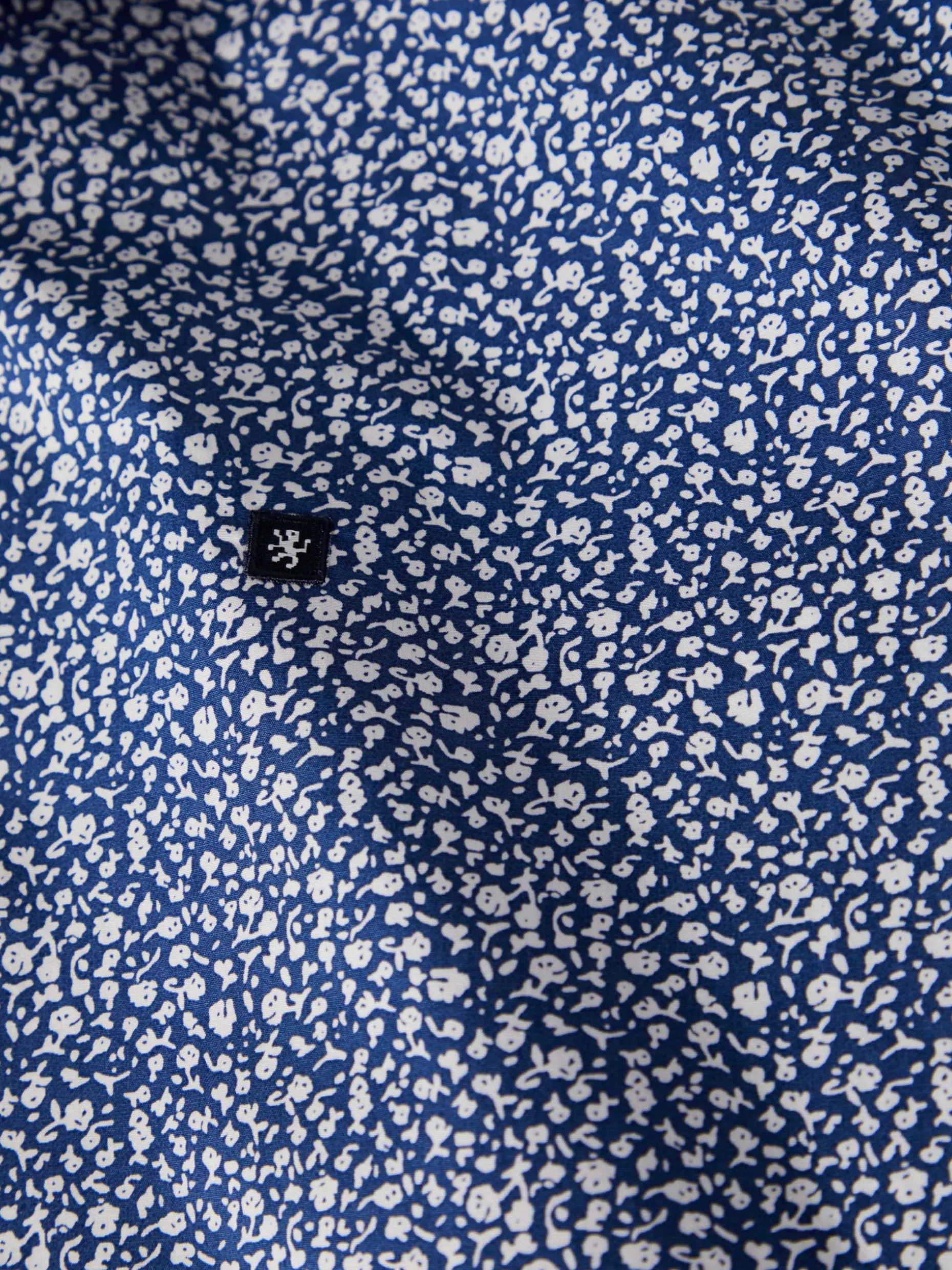 Camisa slim fit padrão floral