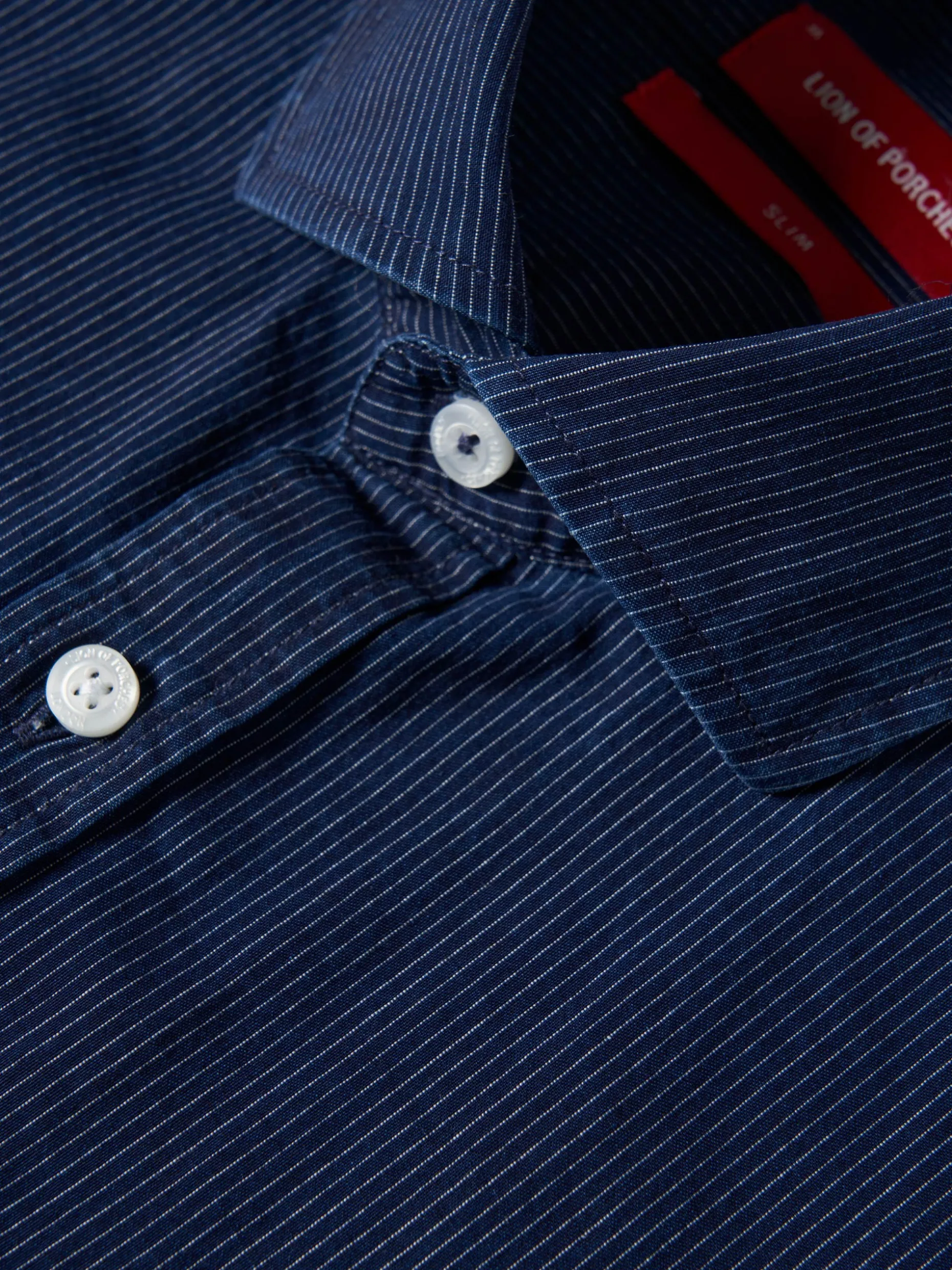 Camisa slim fit às riscas