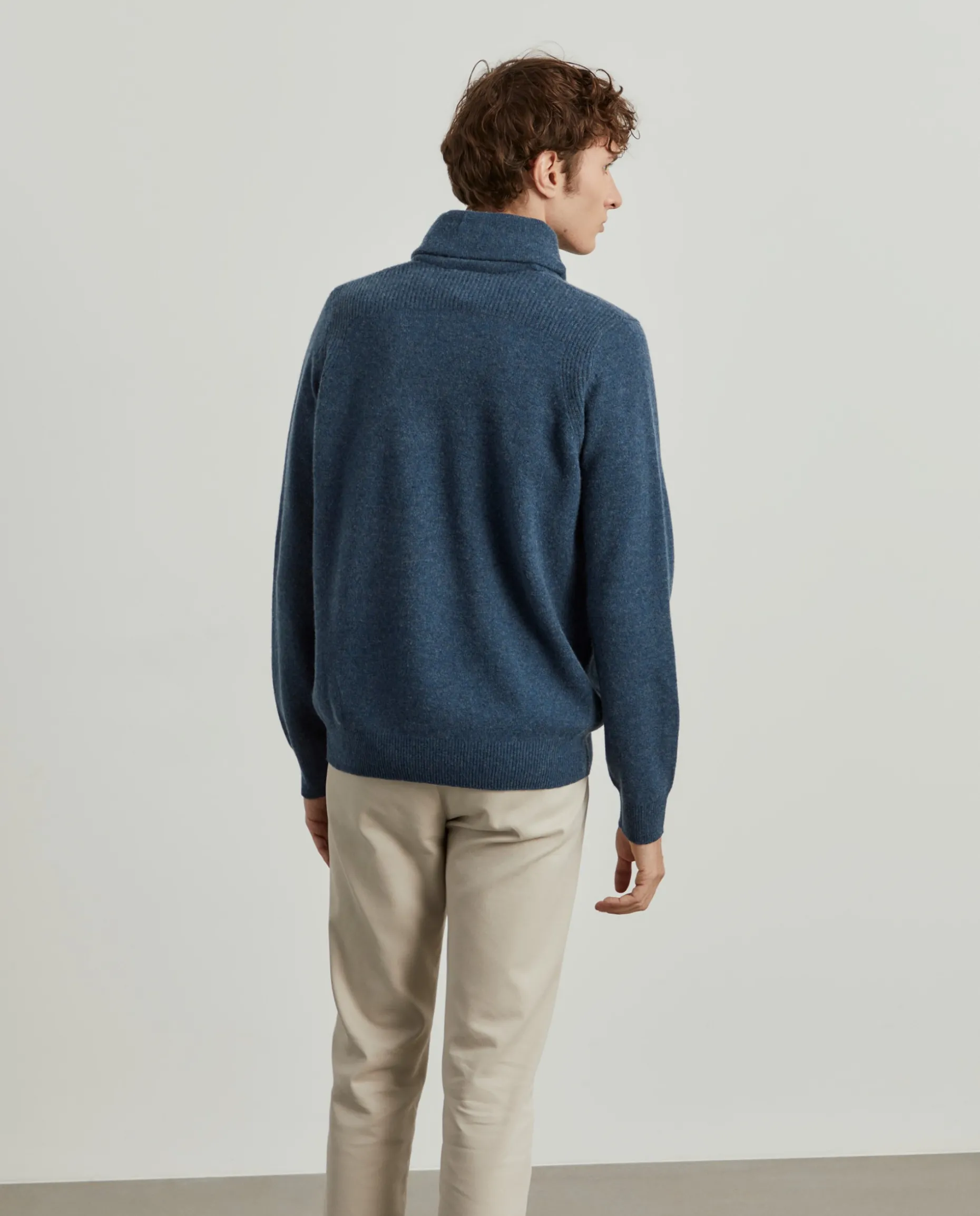 Camisola de lã gola em trespasse