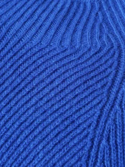 Camisola de meia gola em lã com punhos dobrados