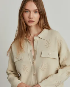 Casaco de malha com botões e bordado folhas