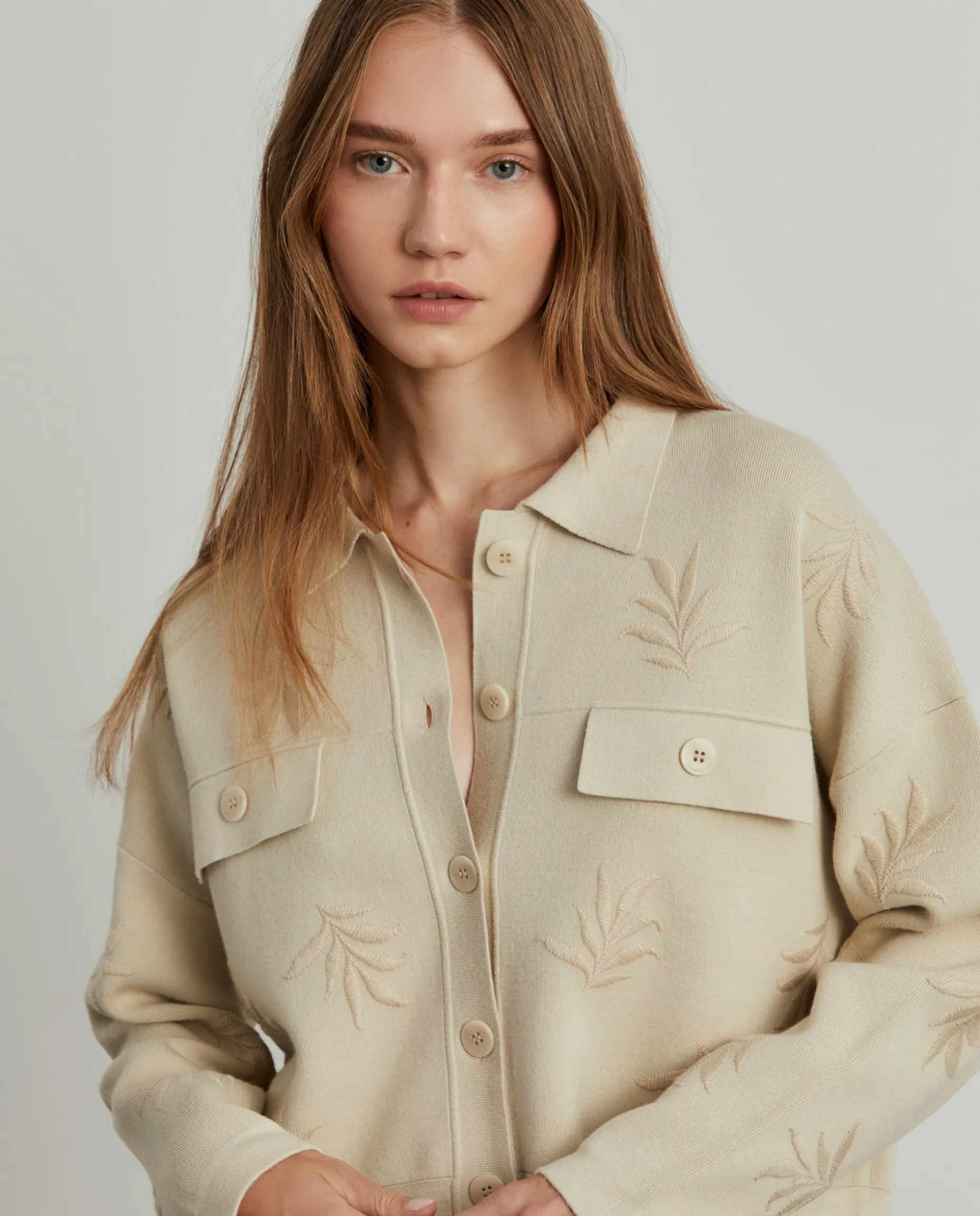 Casaco de malha com botões e bordado folhas