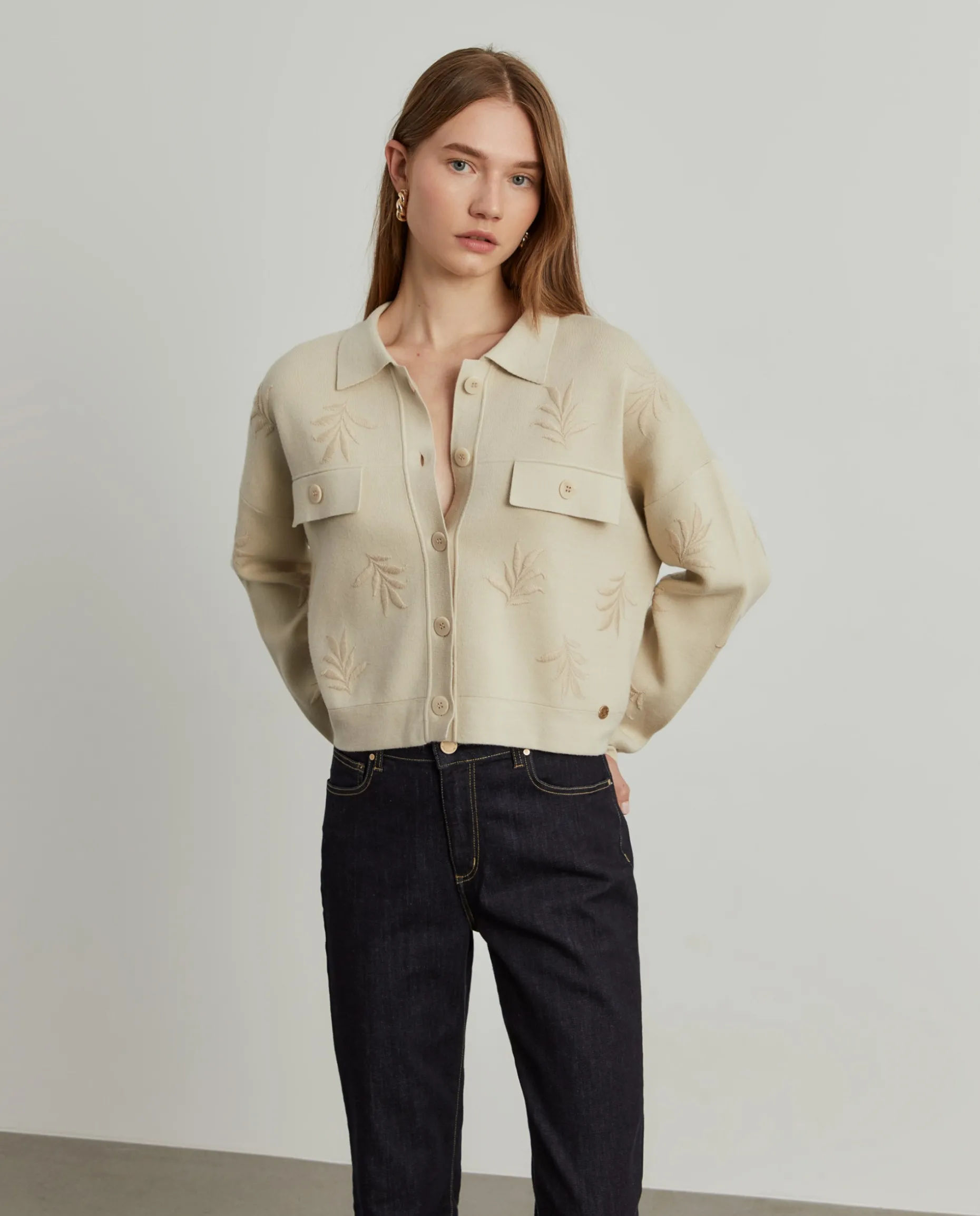 Casaco de malha com botões e bordado folhas