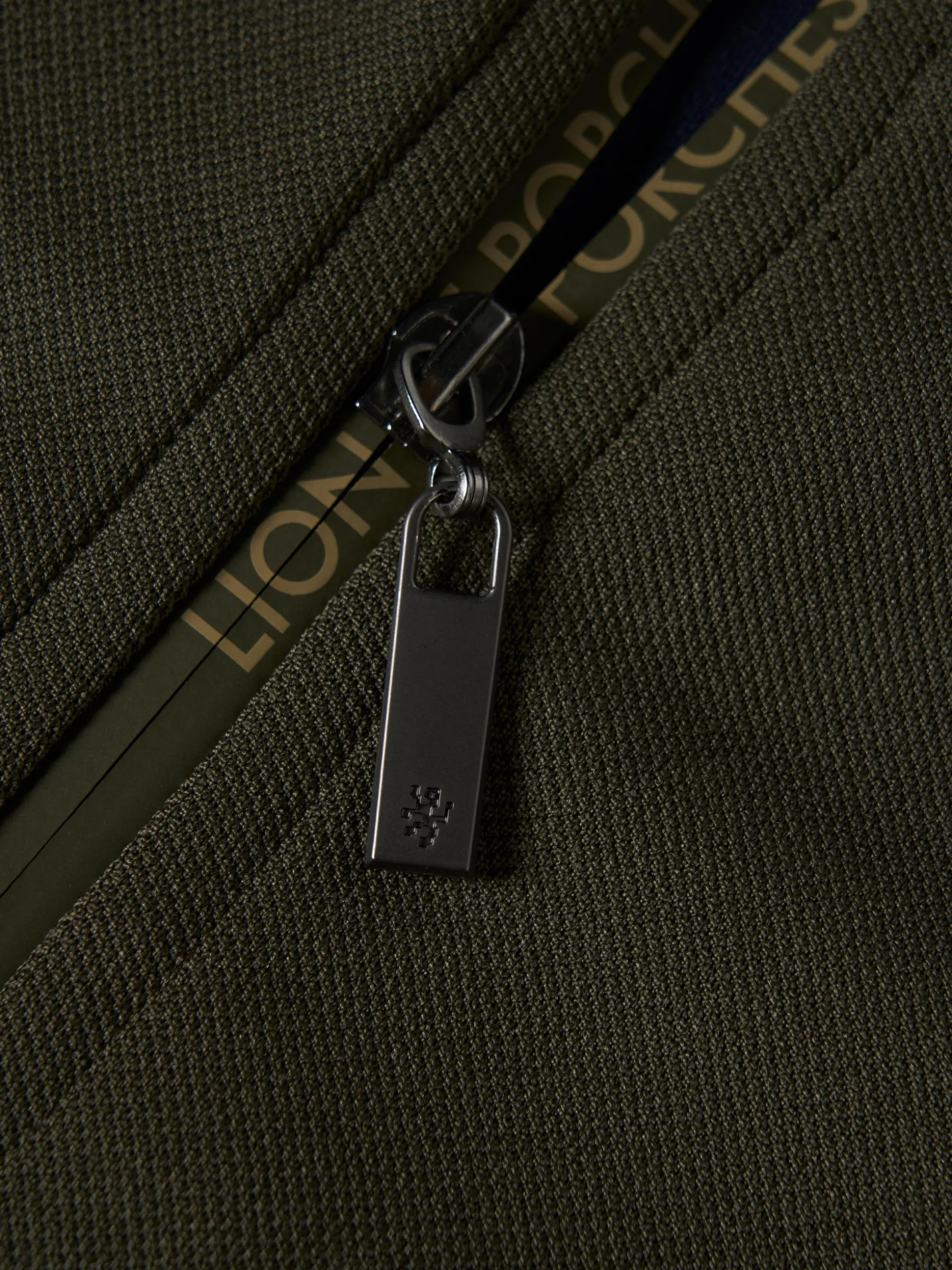 Casaco de malha texturizada com fecho