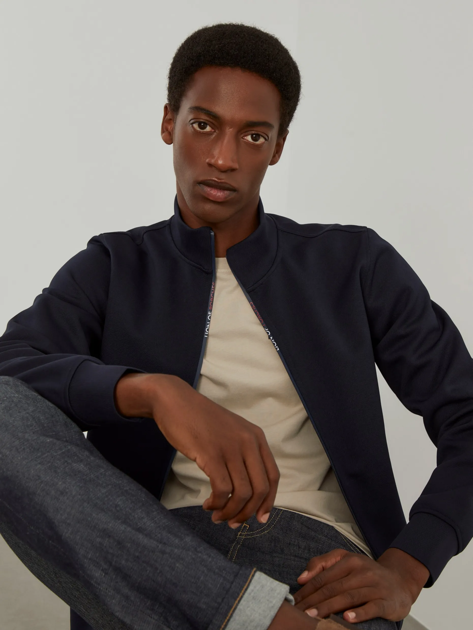 Casaco em malha texturizada com fecho