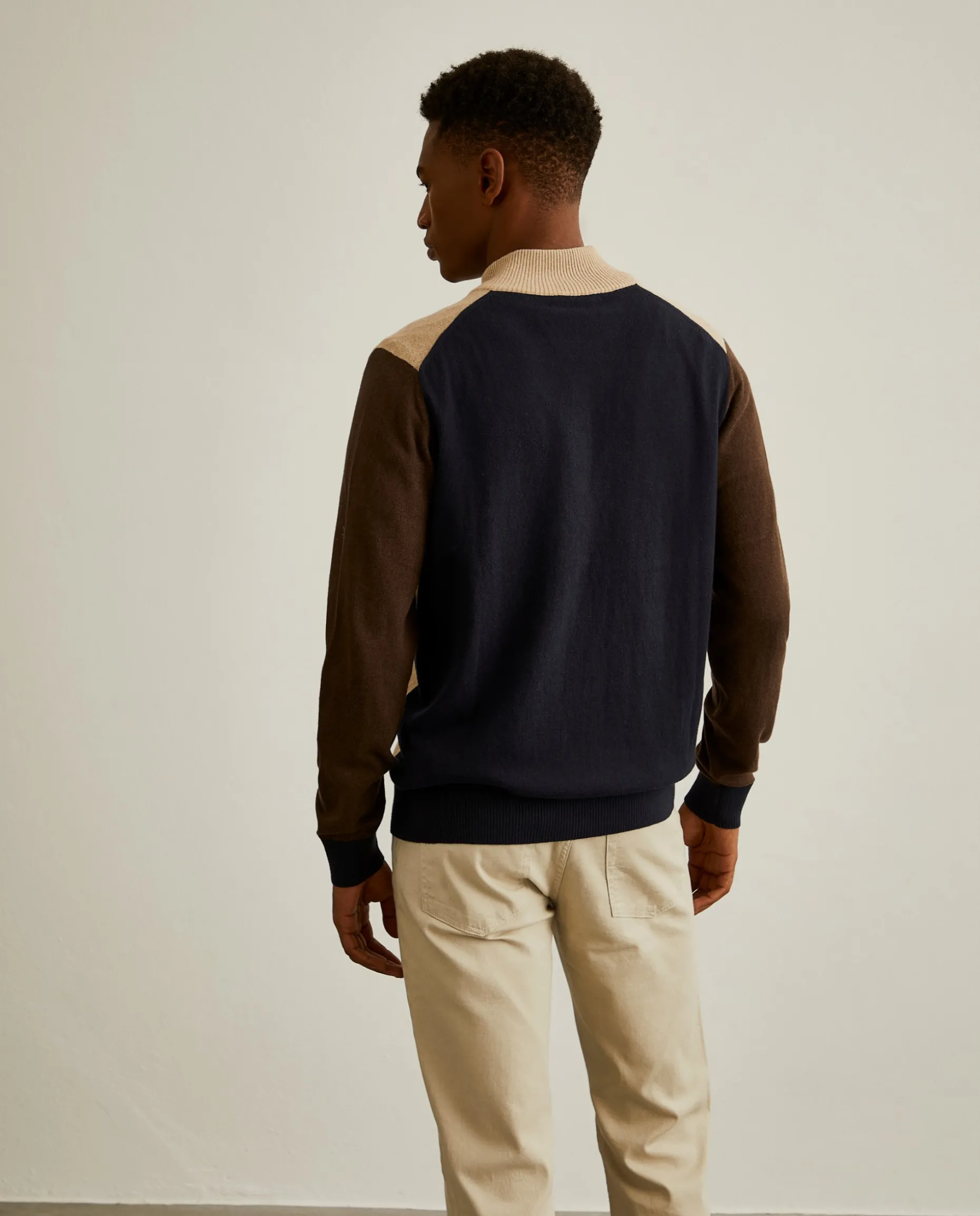 Casaco malha color block com fecho