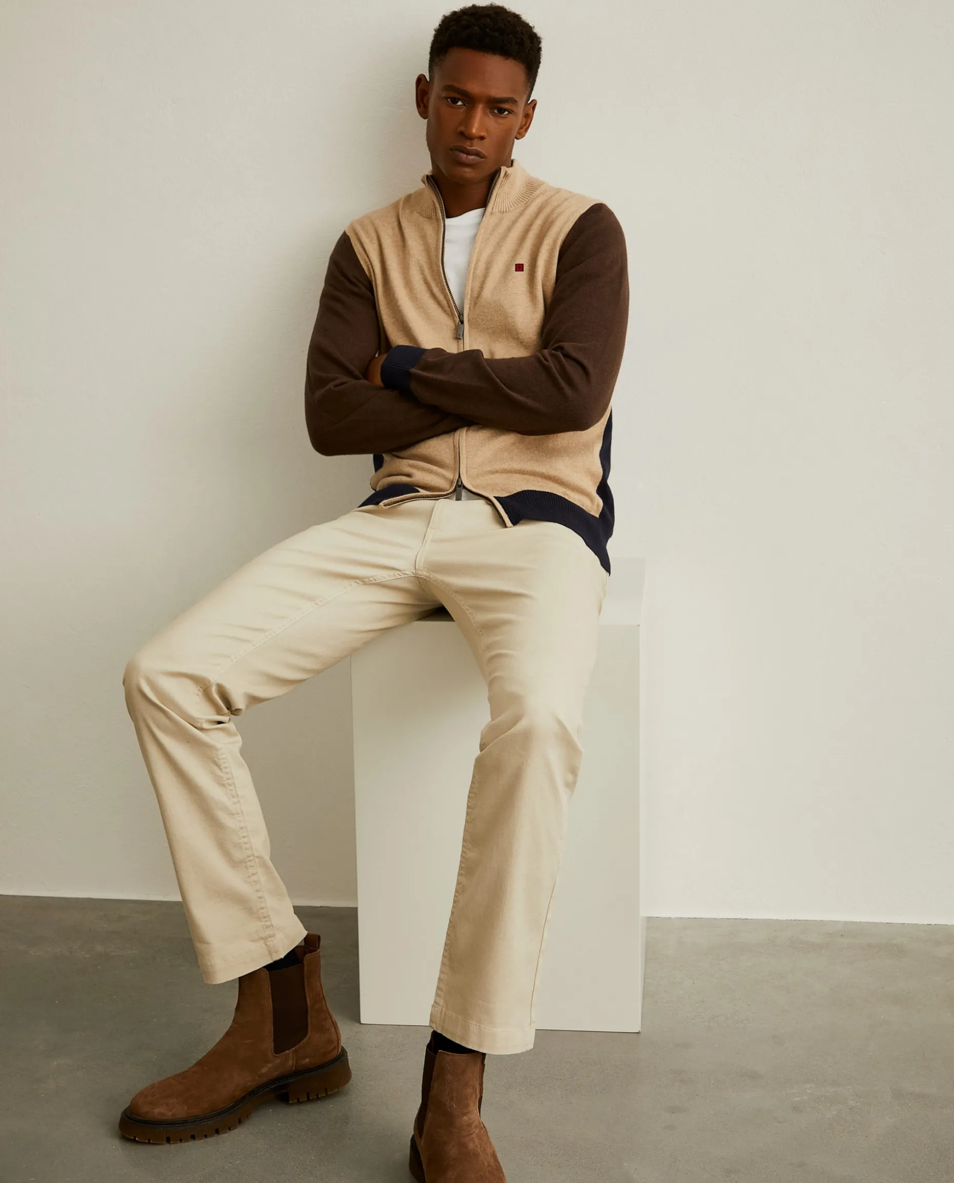 Casaco malha color block com fecho