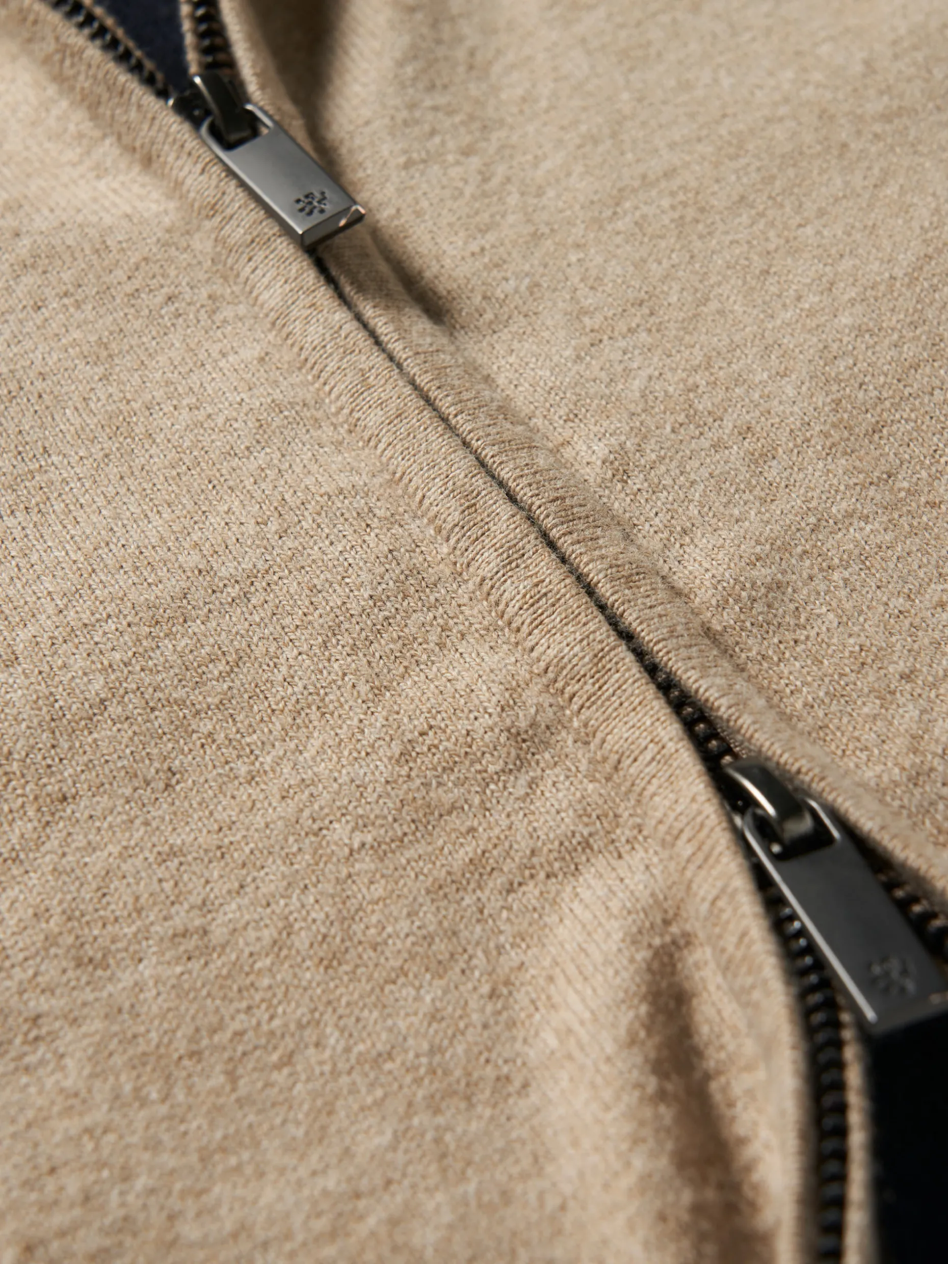 Casaco malha color block com fecho